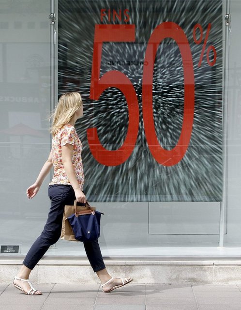 Alışverişlerinizi hafta sonuna bırakmayın. Hafta içi sabah saatlerinde mağazalar daha boş olduğundan giysileri rahatça deneyebilir ve satın almadan önce iyice düşünebilirsiniz. -