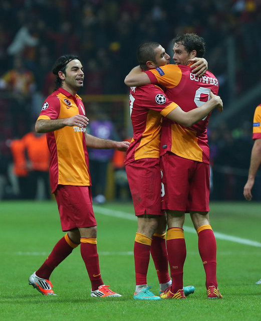 284-Elazigspor - GalatasarayŞampiyonlar Ligi'nde Manchester United'ı yenerek büyük moral kazanan Galatasaray Elazığ deplasmanına gidiyor. Bu maçta sarı kart cezalısı Selçuk İnan ve Sakat olan Tomas Ujfalusi forma giyemeyecek. Elazığspor'da ise kırmızı kart cezalısı Sedat Bayrak, sarı kart cezalısı Adem Alkaşi ve sakatlığı devam eden Bülent Etruğrul forma giyemeyecek.