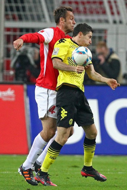 202-Mainz - DortmundŞampiyonlar Ligi'nde haftayı farklı bir skorla galip ayrılan Dortmund, Mainz deplasmanına gidiyor. Ev sahibi ekipte Nico Bungret ve Maxim Choupo-Moting forma giyemeyecek. Dortmund'da ise Sven Bender ve Sebastian Kehl oynamayacak.