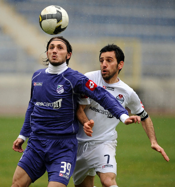 197-Kasimpasa - OrdusporSpor Toto Süper Lig'de haftanın 2. maçında Kasımpaşaspor Ordusporu konuk ediyor. Ev sahibi ekip bu maçı galip tamamlamayı başarırsa maç fazlasıyla liderlik koltuğuna oturacak. Konuk Orduspor'da ligin üst sıralarını zorlamanın peşinde Kasımpaşaspor'da Kafoumba Coulibaly ve Pablo Pintos bu maçta forma giyemeyecek. Konuk ekipte ise her hangi eksik ya da sakat oyuncu bulunmuyor.
