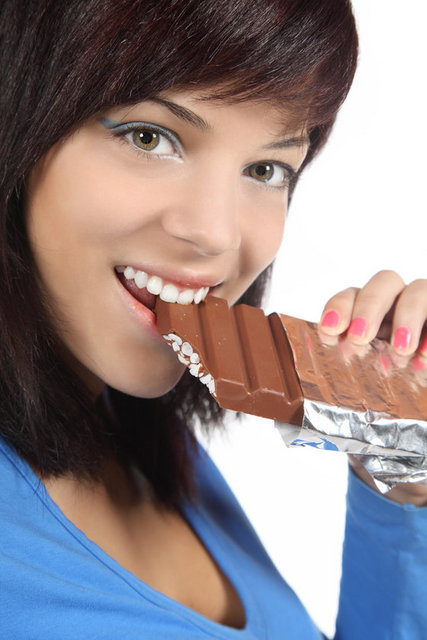 3- Şekere dikkatÇay ve kahvelerinizi tatlandırıcıyla için.Çikolata ve tatlılardan kaçının. - Çünkü tatlandırıcı beyninizi vücudunuza şeker almış gibi kandırır. -