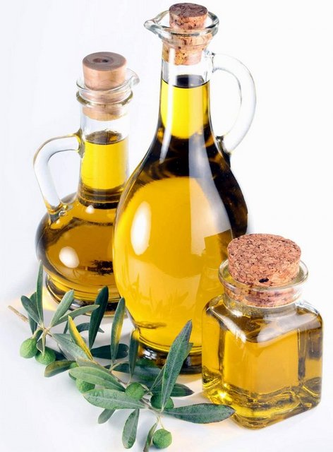 2- Az yağ tüketinHayvansal yağlardan - uzak durun. Bitkisel yağları, - özellikle zeytinyağını tercih - edin. Kalp sağlığı ve kan - dolaşımı için önemli olan - bitkisel yağlar ve zeytinyağı, - kolesterolü de düşürür. -