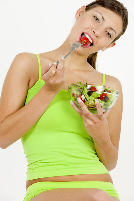 4- Bilinçli besleninYemeklerinizi yavaş yiyin. Böylece hormonlarınız - daha az yiyerek doyduğunuzu, beyninize doğru - zamanda haber verecektir. -