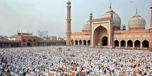 Cuma Camii-Delhi/ Hindistan / Hindistan'da Eski Delhi'nin merkez camisi konumunda olan Cuma Camii ya da asıl adıyla Cihan Numa Camii, 1650 yılında yapılmaya başlanmış ve 6 yılda bitirilmiş. Hindistan'ın en büyük camilerinden olan bu yapının avlusunda yaklaşık 25 bin kişi namaz kılabiliyor. Camide, ayrıca geyik derisine yazılmış Kuran-ı Kerim gibi çeşitli kutsal emanetler bulunuyor.