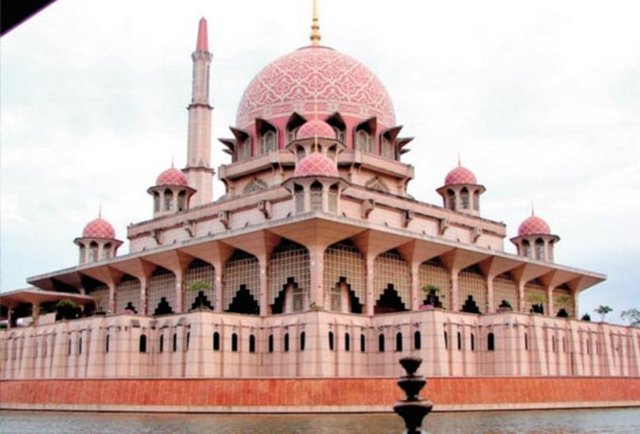 Putra CamiiKualalumpur/ Malezya / Yapımına 1997 yılında başlanan caminin inşaatı 2 yılda tamamlanmış. Mimarisiyle Binbir Gece Masalları'ndaki mekânları hatırlatan cami Putrajava Göleti'nin ve Malezya Başbakanlık binasının yanında yer alıyor.