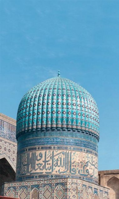 Bibi Hanım Camii / Semerkand/Özbekistan / Özbekistan'ın en meşhur camilerinden biri. 14'üncü yüzyılda, Timur tarafından eşi Bibi Hanım'a yaptırılmış. Caminin inşaatı 15'inci yüzyıl başında tamamlanmış. 19'uncu yüzyılın sonunda kenti yerle bir eden bir depremde yıkılan caminin yerine 1974'te yenisi yapılmış.  -
