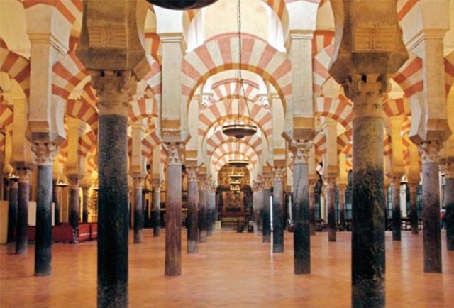 Büyük Cami-Cordoba/İspanya / İspanya'nın Cordoba şehrindeki caminin inşa edildiği alan tarih boyunca dini amaçlarla kullanılmış. Geçmişte bir Roma tapınağının bulunduğu yere, 600 yılında Saint Vincent Kilisesi inşa edilmeye başlanmış, 784 yılındaysa cami yapılmış. Cordoba'nın merkezinde yer alan cami, İslamiyet'in ilk yıllarının mimari özelliklerini taşıyan en ilginç örneklerden. Bunun bir sebebi, yerine inşa edildiği Roma tapınağının malzemelerinin kullanılmış olması. İçinde 856 akik, mermer, yeşim taşı ve granit sütun bulunuyor. Şair Muhammed İkbal bu sütunlar için "Suriye vahalarındaki sıra sıra palmiyeler" benzetmesini yapmış.