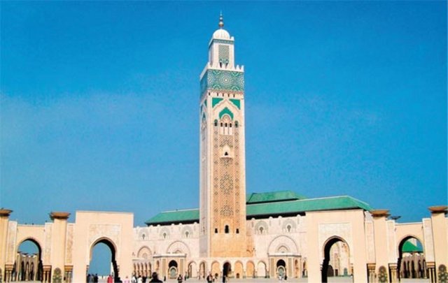 Kral Hasan 2 Camii / Casablanca/Fas / Casablanca'nın en önemli yapısı Kral Hasan 2 Camii, Mekke'deki Mescid-i Haram'dan sonra dünyanın en büyük cami. Kral 2. Hasan'ın gördüğü rüya üzerine yapımına başlanan ve tamamlanması 8 yıl süren camii Atlantik Okyanusu'nun üzerine inşa edilmiş, Minaresi tam 200 metre yüksekliğinde. Aynı anda 100 bin kişinin namaz kılabildiği ve çok ince bir işçiliğin ürünü olan Hasan 2 Camii'nin üzeri açılabilir konumda. İki katlı cami, Fas'ın karakteristik mimari özelliklerini ve Emevi etkilerini yansıtıyor.