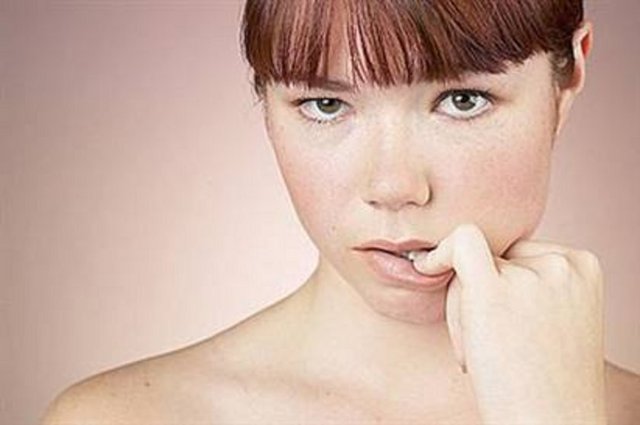 Tırnak yemeğe son:Önce bir limon kabuğuyla tırnak etlerinizi ovuşturun.Ardından da tırnaklarınızın kenarlarına kabak çekirdeği yağı sürün.Bu formülden her gün yararlanın.