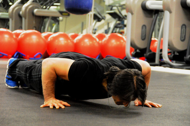 Omzunuz ağrıyor ise push-up (şınav) hareketini bu şekilde yapmamanızda fayda var. Doğru hareketi görmek için takip ediniz.