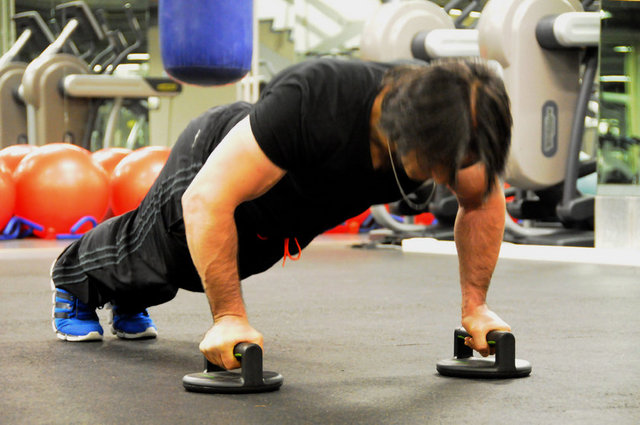 Omzunuz ağrıyor ise push-up aparatı ile bu egzersizi yapmanızda fayda var.