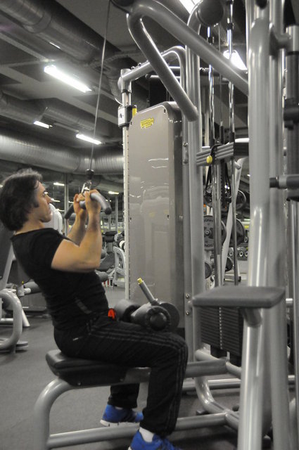 Lat Mach  -  -  - Belirtilen rahatsızlıklarda Lat Mach kapalı ve ters tutuşla çalışılması tavsiye edilir. Aynı çalışmayı yandan görüyorsunuz. -