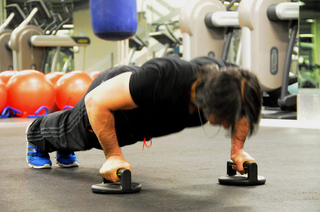 Omzunuz ağrıyor ise push-up aparatı ile bu egzersizi yapmanızda fayda var.