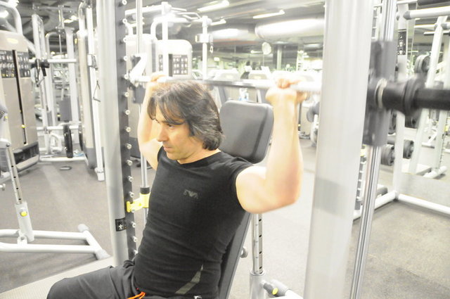 Barbell Shoulder Press  -  - Bar ile omuz itişinin enseden yapılması önerilmez. Göğüse indirerek  yapılması daha faydalıdır. Ancak çok dikkat edilmesi gereken bir nokta dirsekler arkaya değil aşağıya doğru pozisyon almasına özen gösterilmelidir.  -