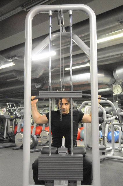 Yukarıda Açık Tutuş ile kabloyu enseye çekme hareketini görüyorsunuz.