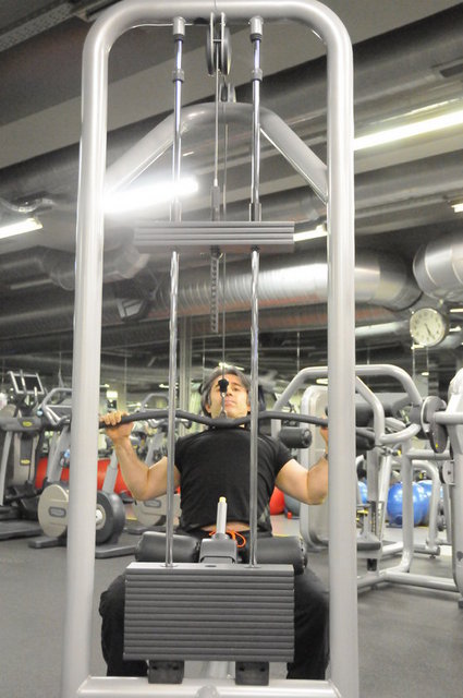 Yukarıda Açık Tutuş ile kabloyu göğse çekme hareketini görüyorsunuz.