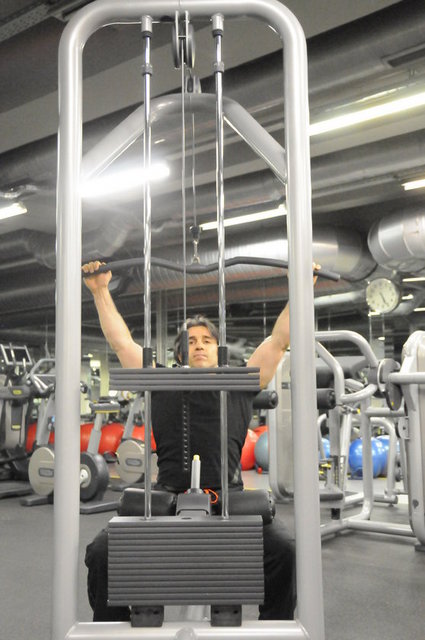 Yukarıda Açık Tutuş ile kabloyu göğse çekme hareketini görüyorsunuz.