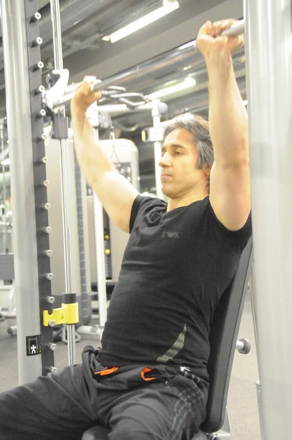 Barbell Shoulder Press   - Çalışmanın nasıl doğru yapılacağı yukarıdaki resimlerde gösteriliyor. Takip ediniz.  -