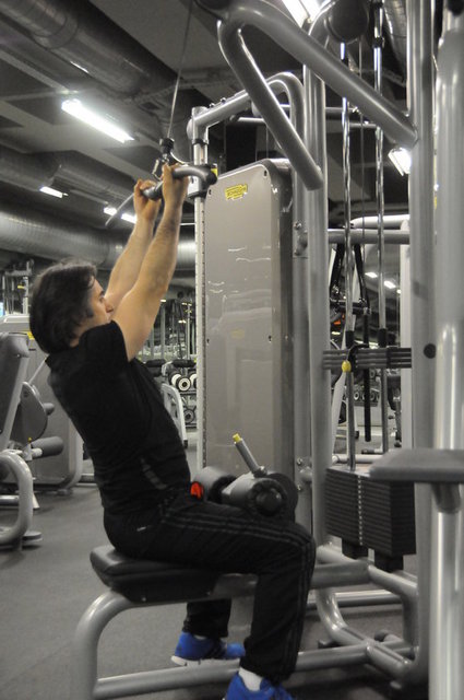 Lat Mach  -  -  - Belirtilen rahatsızlıklarda Lat Mach kapalı ve ters tutuşla çalışılması tavsiye edilir. Aynı çalışmayı yandan görüyorsunuz. -