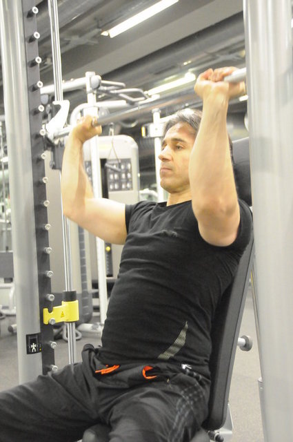 Barbell Shoulder Press   - Çalışmanın nasıl doğru yapılacağı yukarıdaki resimlerde gösteriliyor. Takip ediniz.  -