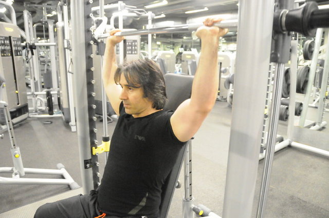 Barbell Shoulder Press  -  - Bar ile omuz itişinin enseden yapılması önerilmez. Göğüse indirerek  yapılması daha faydalıdır. Ancak çok dikkat edilmesi gereken bir nokta dirsekler arkaya değil aşağıya doğru pozisyon almasına özen gösterilmelidir.  -