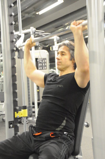 Barbell Shoulder Press   - Çalışmanın nasıl doğru yapılacağı yukarıdaki resimlerde gösteriliyor. Takip ediniz.  -