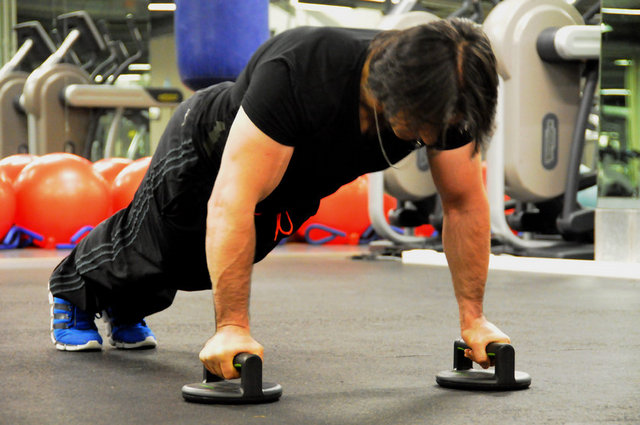 Omzunuz ağrıyor ise push-up aparatı ile bu egzersizi yapmanızda fayda var.