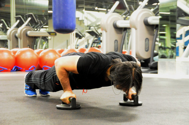 Omzunuz ağrıyor ise push-up aparatı ile bu egzersizi yapmanızda fayda var.