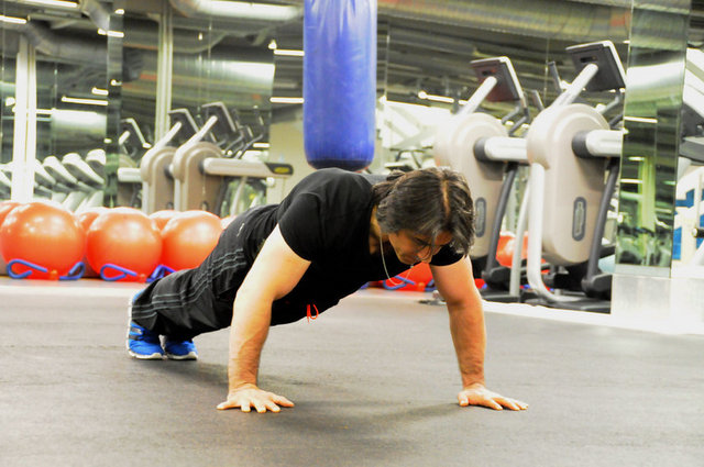 Omzunuz ağrıyor ise push-up (şınav) hareketini bu şekilde yapmamanızda fayda var. Doğru hareketi görmek için takip ediniz.