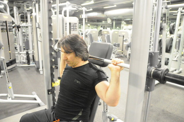 Barbell Shoulder Press  -  - Bar ile omuz itişinin enseden yapılması önerilmez. Göğüse indirerek  yapılması daha faydalıdır. Ancak çok dikkat edilmesi gereken bir nokta dirsekler arkaya değil aşağıya doğru pozisyon almasına özen gösterilmelidir.  -