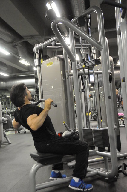 Yukarıda Açık Tutuş ile kabloyu göğse çekme hareketini yandan görüyorsunuz.