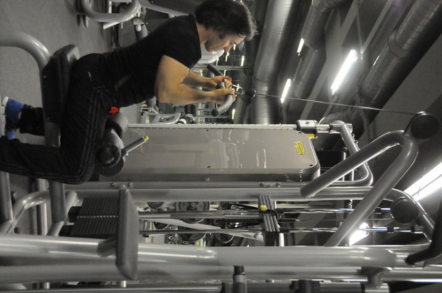 Lat Mach  -  -  - Belirtilen rahatsızlıklarda Lat Mach kapalı ve ters tutuşla çalışılmalıdır. Aynı çalışmayı yandan görüyorsunuz. -