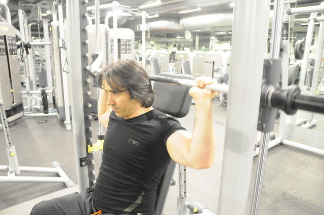 Barbell Shoulder Press  -  - Bar ile omuz itişinin enseden yapılması önerilmez. Göğüse indirerek  yapılması daha faydalıdır. Ancak çok dikkat edilmesi gereken bir nokta dirsekler arkaya değil aşağıya doğru pozisyon almasına özen gösterilmelidir.  -