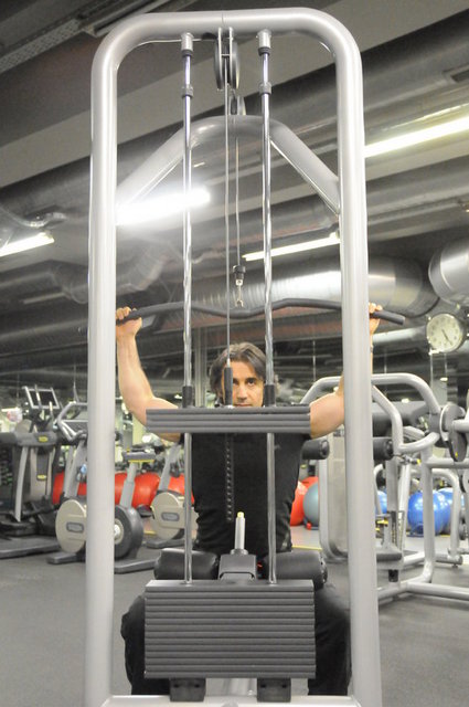 Yukarıda Açık Tutuş ile kabloyu enseye çekme hareketini görüyorsunuz.