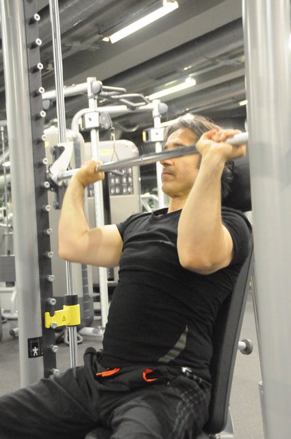 Barbell Shoulder Press   - Çalışmanın nasıl doğru yapılacağı yukarıdaki resimlerde gösteriliyor. Takip ediniz.  -