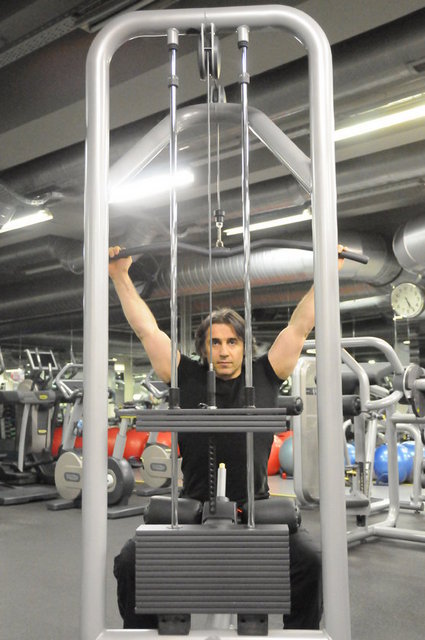 Yukarıda Açık Tutuş ile kabloyu göğse çekme hareketini görüyorsunuz.