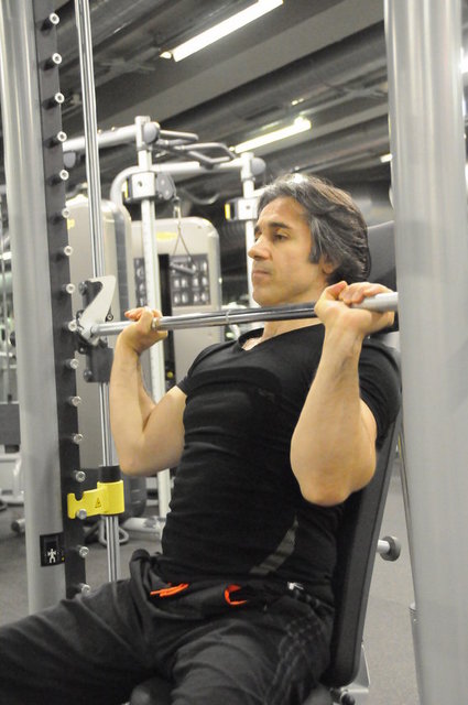 Barbell Shoulder Press   - Çalışmanın nasıl doğru yapılacağı yukarıdaki resimlerde gösteriliyor. Takip ediniz.  -