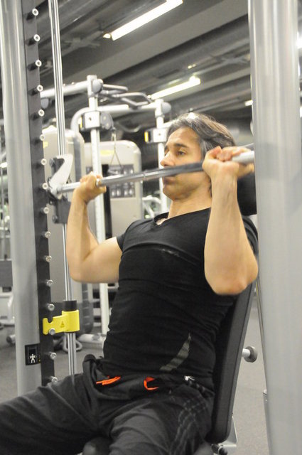 Barbell Shoulder Press   - Çalışmanın nasıl doğru yapılacağı yukarıdaki resimlerde gösteriliyor. Takip ediniz.  -