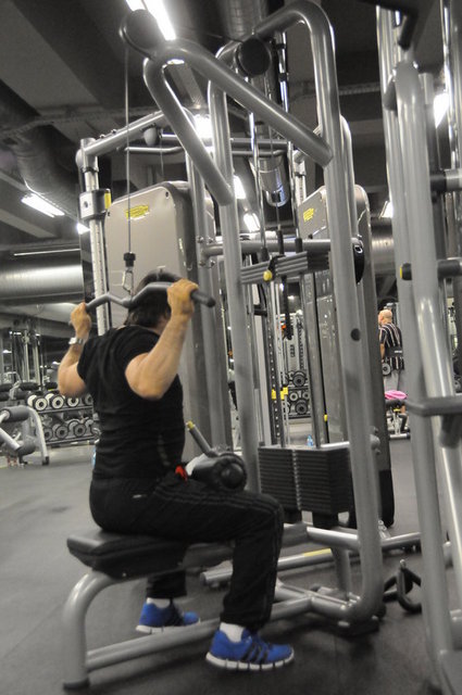 Yukarıda Açık Tutuş ile kabloyu enseye çekme hareketini yandan görüyorsunuz.