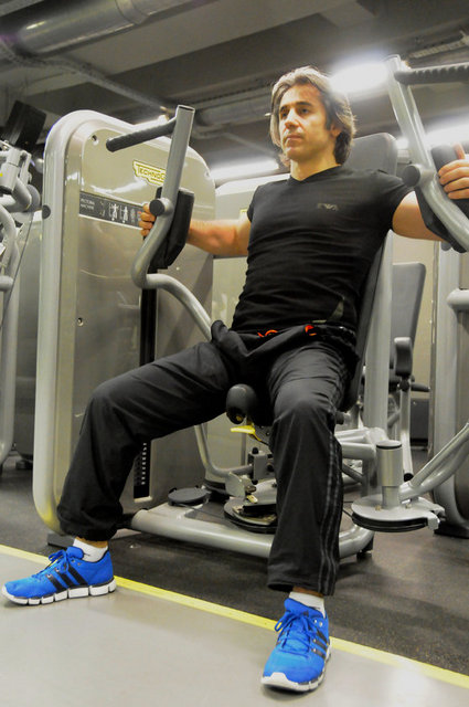 Butterfly  -  - Ziya Yazıcı Butterfly'daki omuz çıkığı ve boyun fıtığı bulunanlara Transvers Flexion egzersizini önerdi. Kareleri takip ederek hareketin tüm aşamalarını görebilirsiniz.