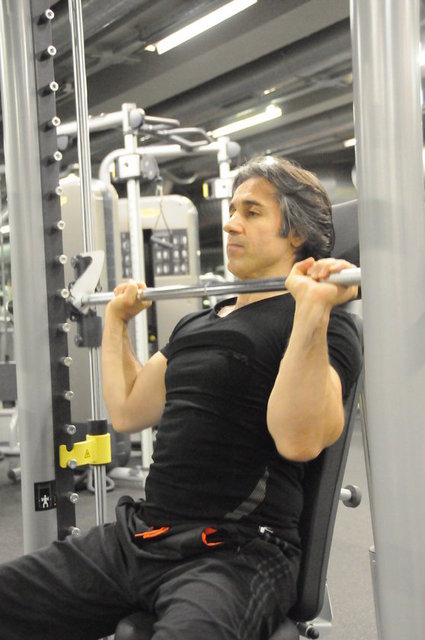 Barbell Shoulder Press   - Çalışmanın nasıl doğru yapılacağı yukarıdaki resimlerde gösteriliyor. Takip ediniz.  -