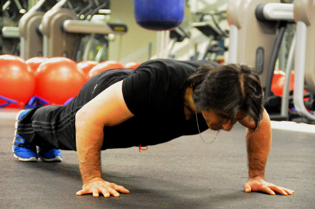 Omzunuz ağrıyor ise push-up (şınav) hareketini bu şekilde yapmamanızda fayda var. Doğru hareketi görmek için takip ediniz.