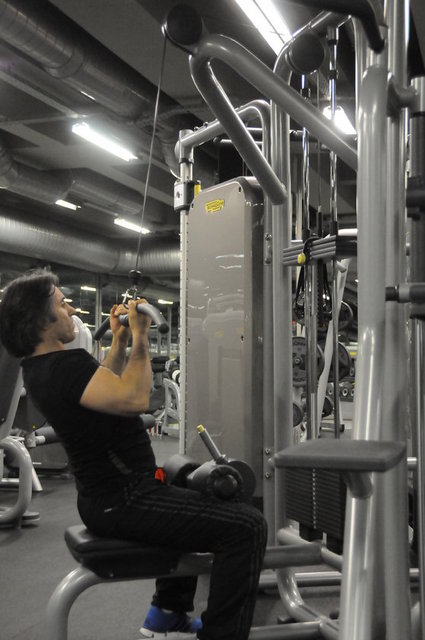 Lat Mach  -  -  - Belirtilen rahatsızlıklarda Lat Mach kapalı ve ters tutuşla çalışılması tavsiye edilir. Aynı çalışmayı yandan görüyorsunuz. -