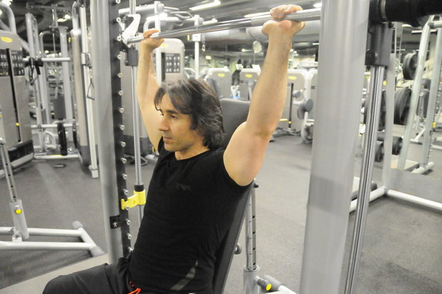 Barbell Shoulder Press  -  - Bar ile omuz itişinin enseden yapılması önerilmez. Göğüse indirerek  yapılması daha faydalıdır. Ancak çok dikkat edilmesi gereken bir nokta dirsekler arkaya değil aşağıya doğru pozisyon almasına özen gösterilmelidir.  -