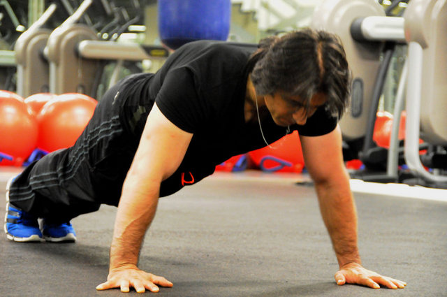 Omzunuz ağrıyor ise push-up (şınav) hareketini bu şekilde yapmamanızda fayda var. Doğru hareketi görmek için takip ediniz.