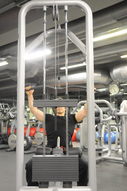 Yukarıda Açık Tutuş ile kabloyu göğse çekme hareketini görüyorsunuz.