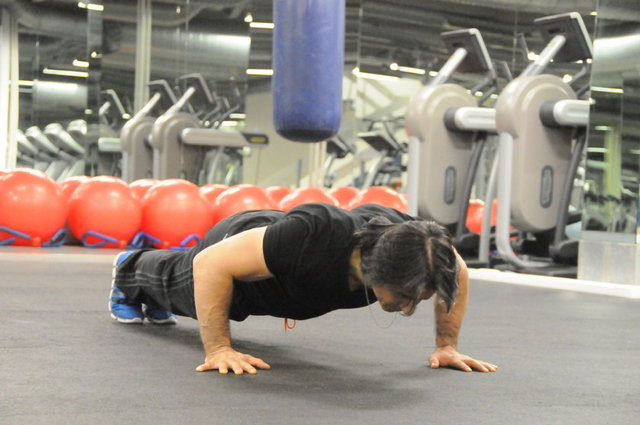 Omzunuz ağrıyor ise push-up (şınav) hareketini bu şekilde yapmamanızda fayda var. Doğru hareketi görmek için takip ediniz.