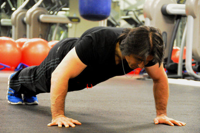 Omzunuz ağrıyor ise push-up (şınav) hareketini bu şekilde yapmamanızda fayda var. Doğru hareketi görmek için takip ediniz.