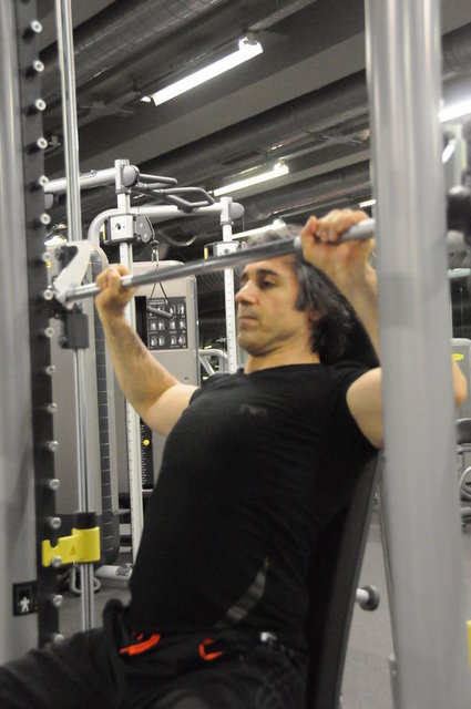 Yukarıdaki fotoğraflarda dirsekler arkaya gitmektedir. Bu yanlış çalışma şekli önerilmez.