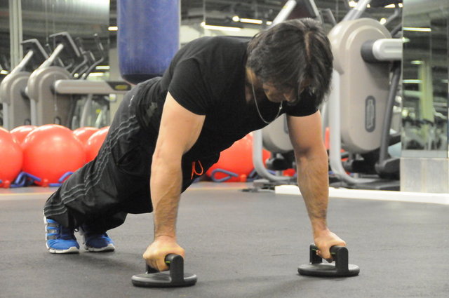 Omzunuz ağrıyor ise push-up aparatı ile bu egzersizi yapmanızda fayda var.